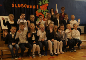 Zdjęcie grupowe klasy I b z wychowawczynią panią Iloną Ziemak oraz panią dyrektor Moniką Łobodą.